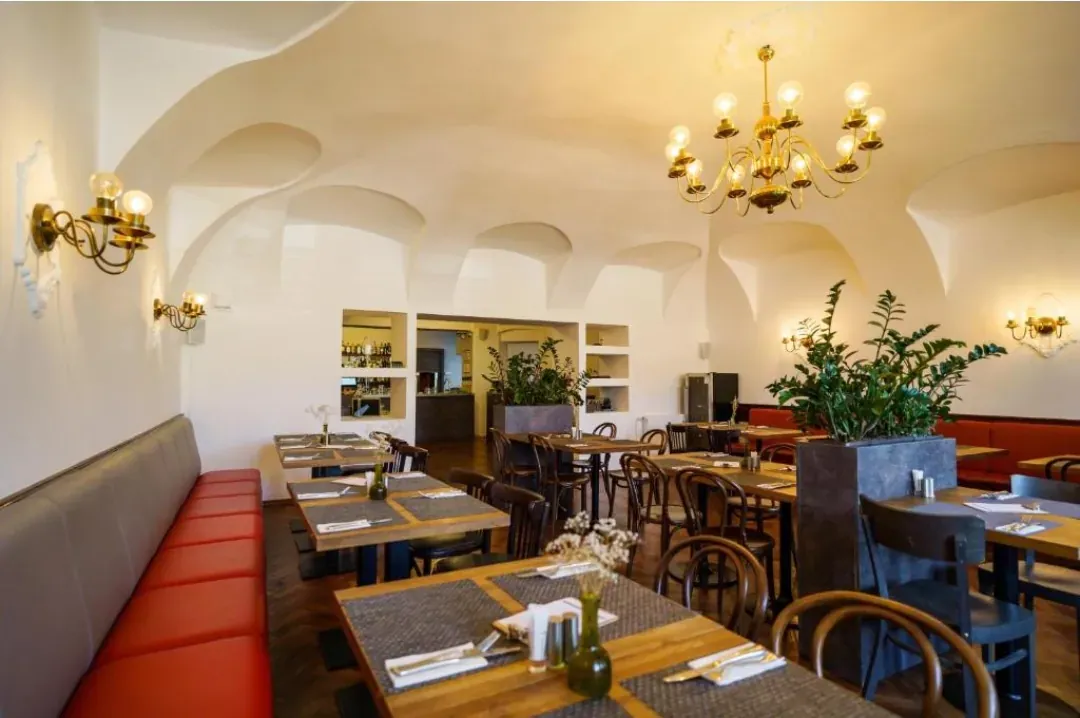 Interiér restaurace Poppet s prostřenými stoly