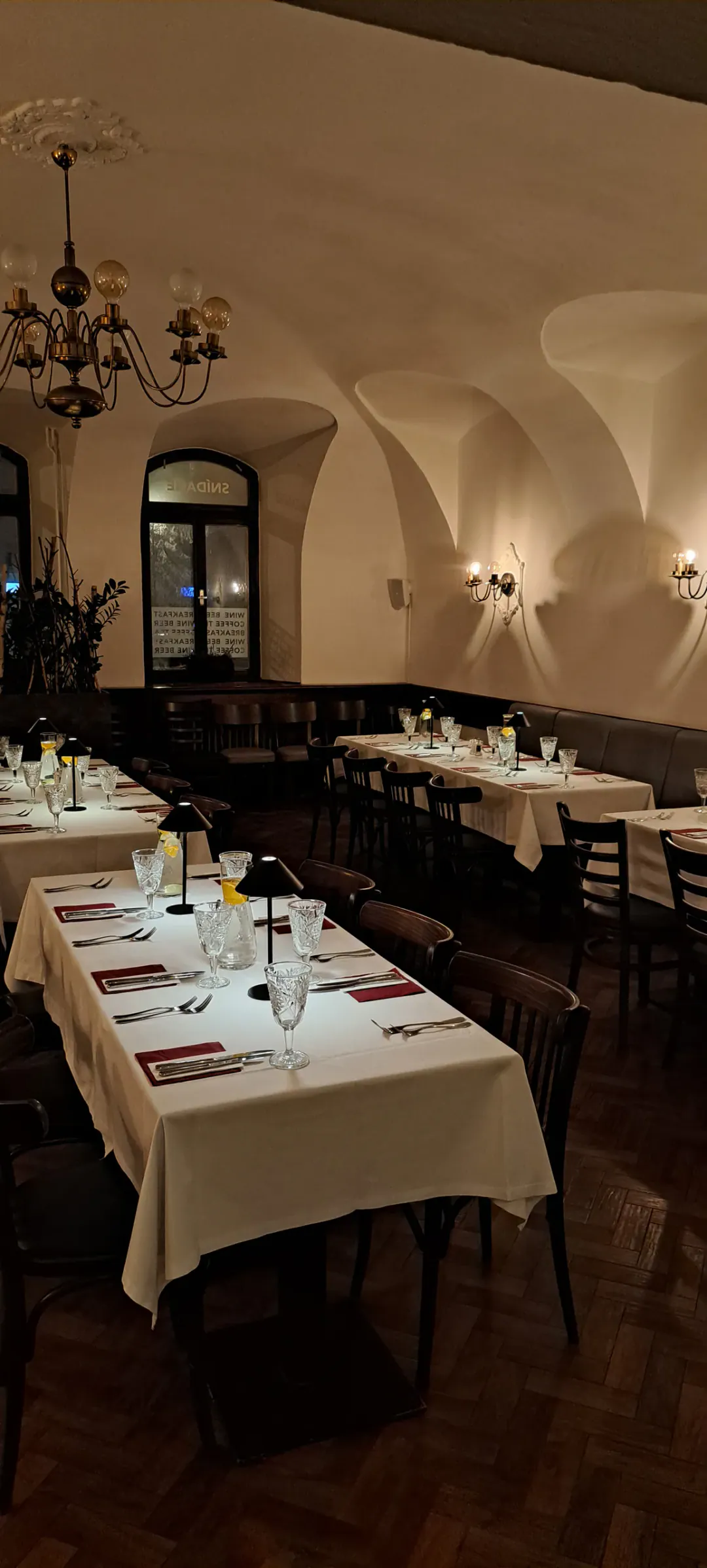 Restaurace při večerním světle